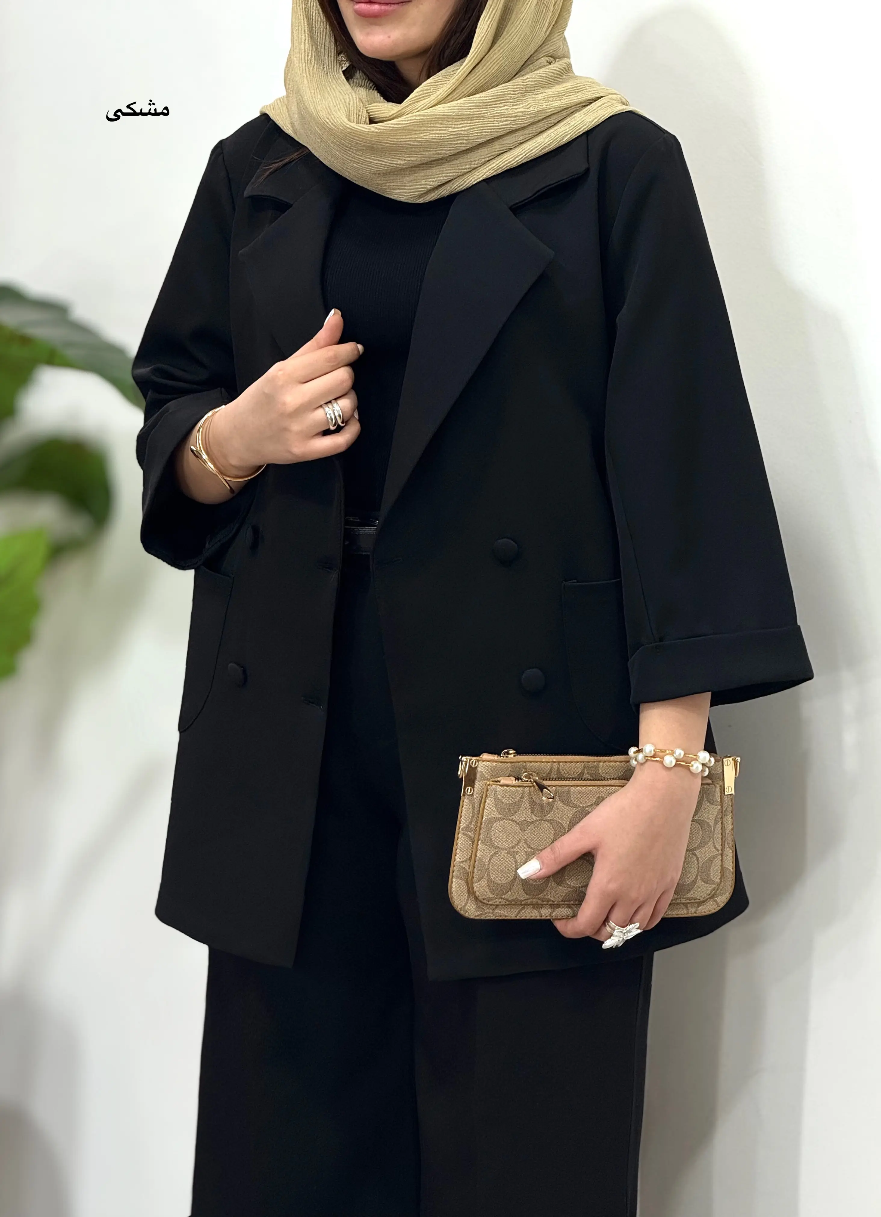 مانتو کتی آیسو به نگار